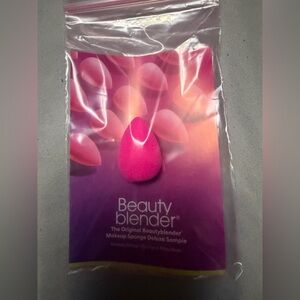 Beautyblender Makeup Sponge in Vibrant Pink